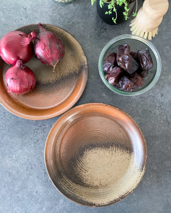 Set van 2 vintage borden van aardewerk bruin
