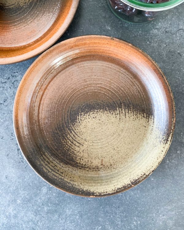 Set van 2 vintage borden van aardewerk bruin
